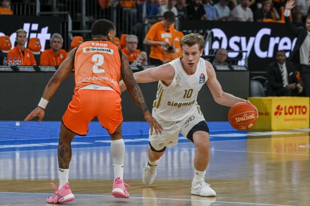 在讨论米克 在讨论米克